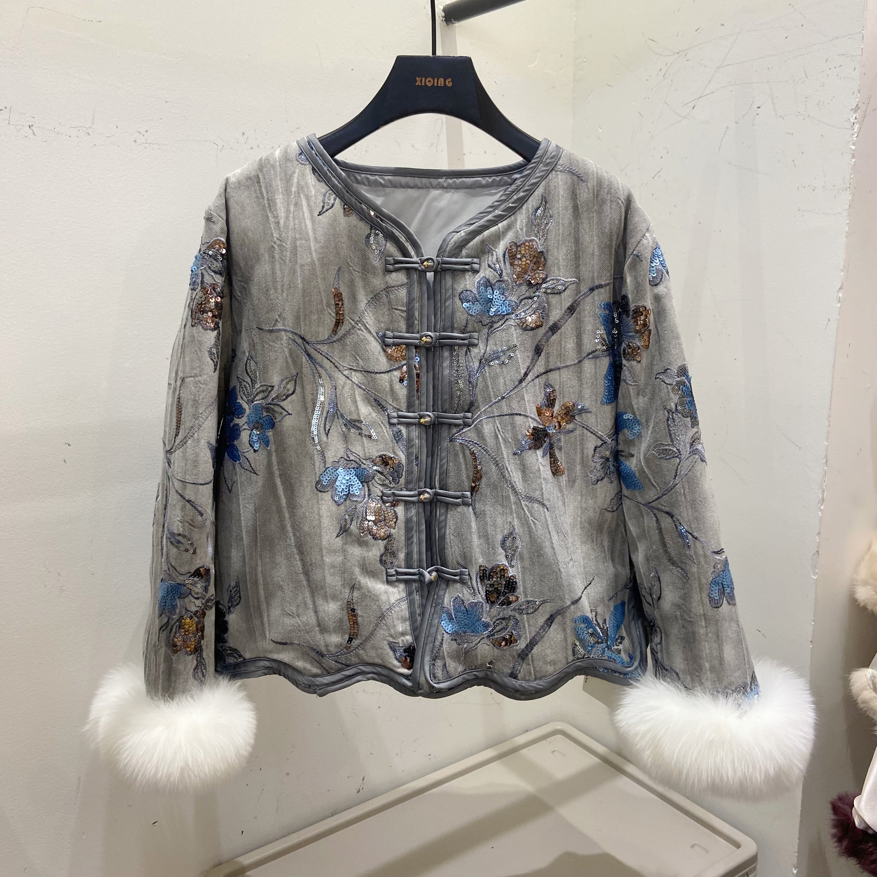 新中式牛仔灰蓝色刺绣钉珠亮片盘扣羽绒服外套女2025冬设计感轻奢