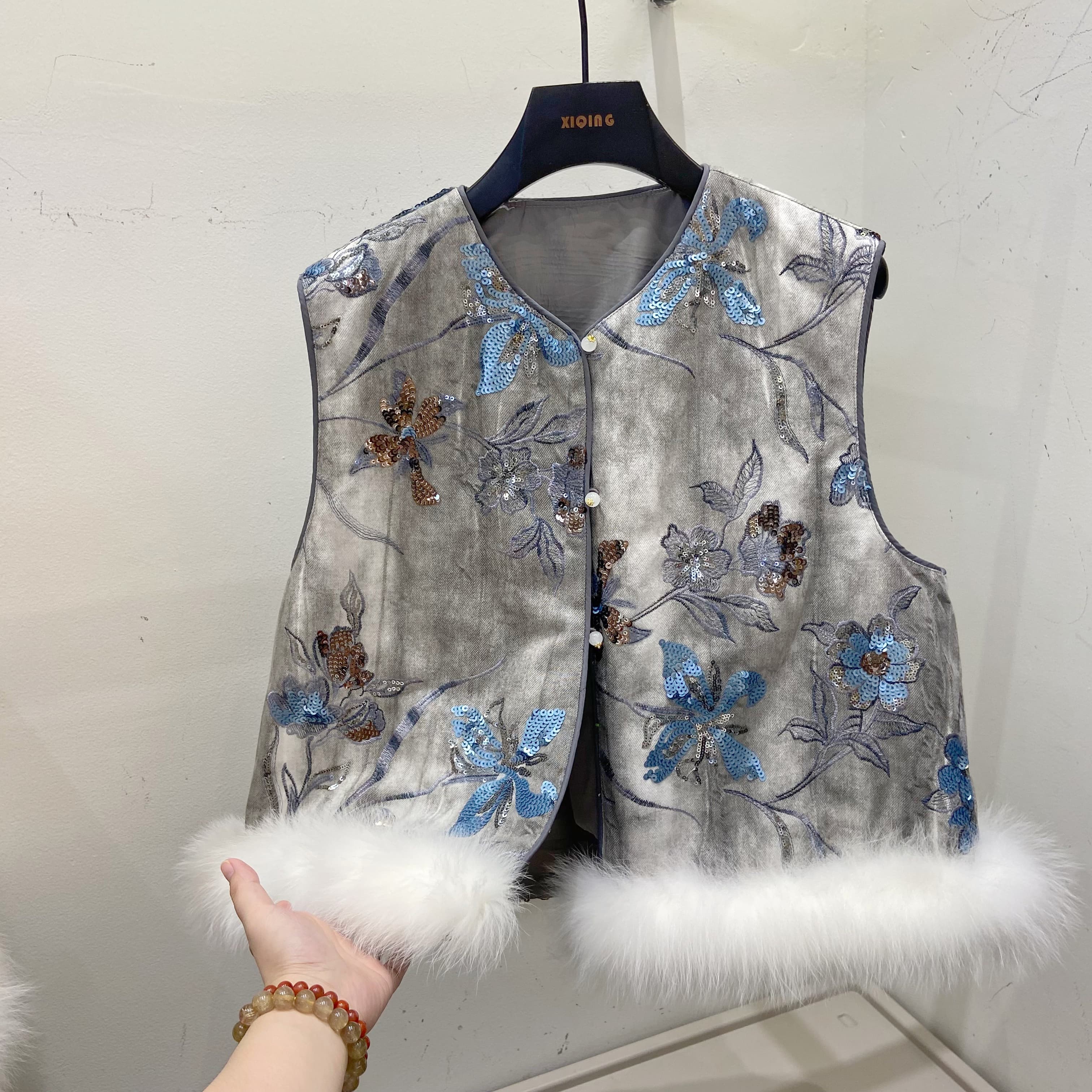 新中式灰蓝色刺绣拼貂毛羽绒服马甲短外套女2025轻奢风高级感上衣