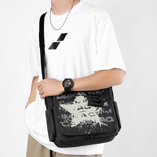 男包斜挎包涂鸦印花复古帆布包男士休闲包学生单肩包上班族工作包