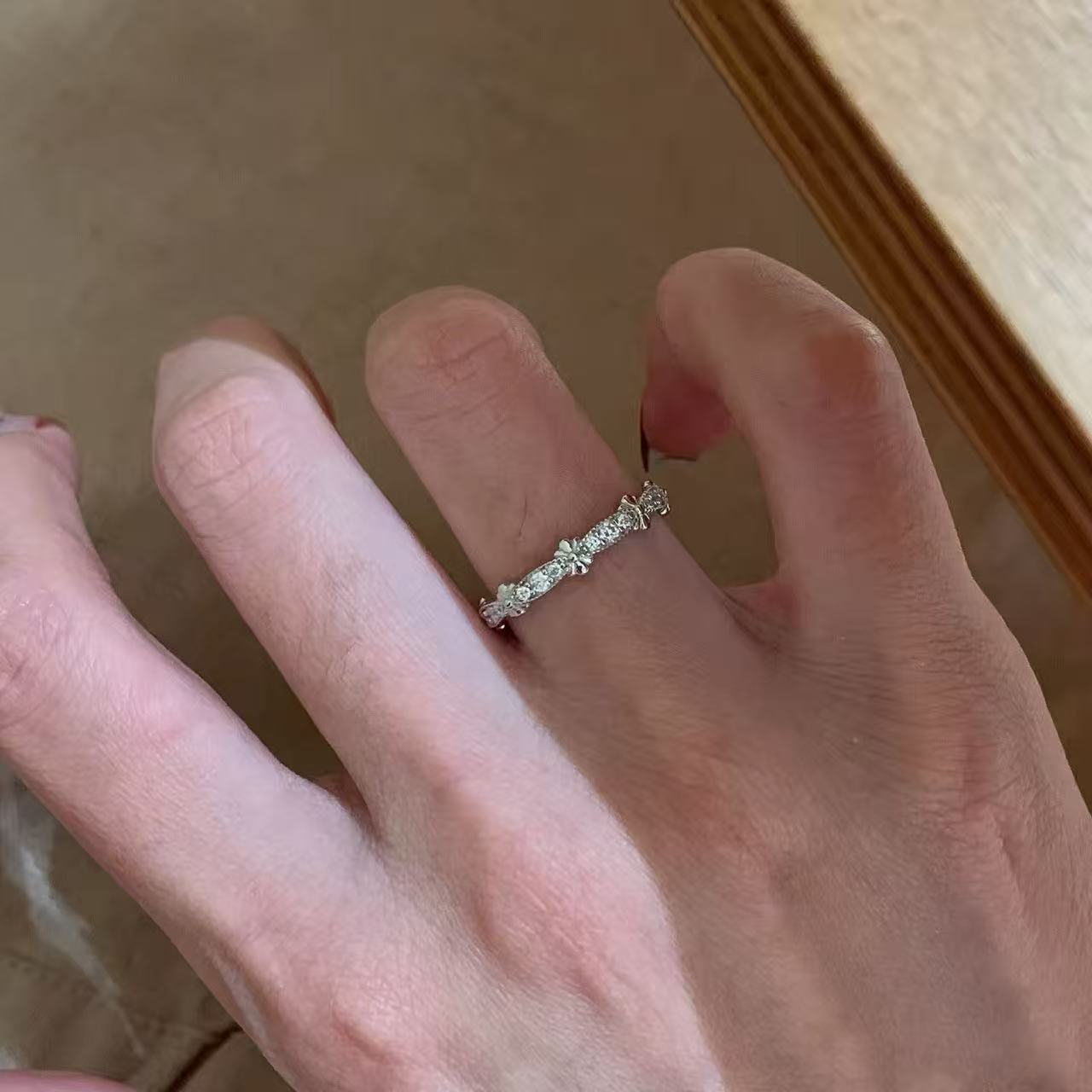 银色闪钻蕾丝鸢尾花戒指女轻奢高级感气质食指戒小众设计尾戒新款图片