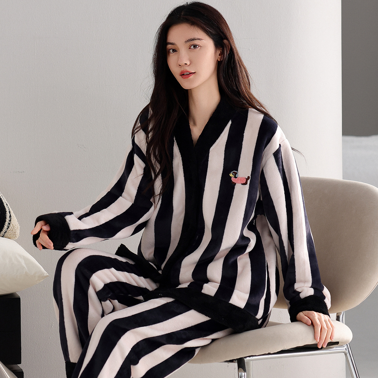 法兰绒睡衣女士秋冬款2025新款长袖加厚保暖珊瑚绒冬季家居服套装