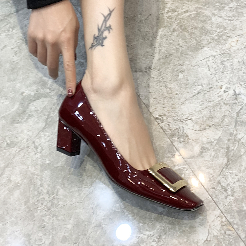 rv单鞋女2023新款方扣高跟鞋方头中跟漆皮女鞋子百搭浅口春款女鞋