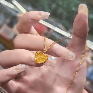 黄金色新款爱心拉丝小方糖吊坠项链18k甜美心形锁骨链送女友礼物