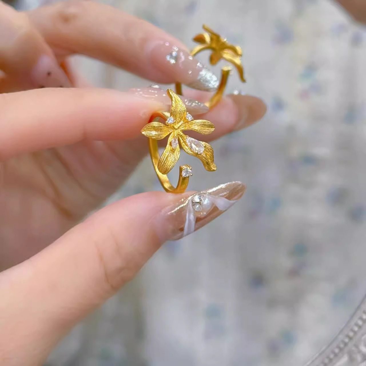 新款黄金色镶钻百合花戒指女