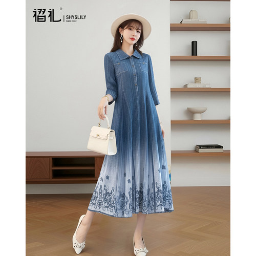 中年妈妈翻领牛仔连衣裙秋季褶皱