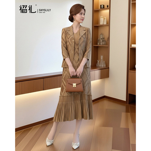 褶礼妈妈装卡其色高端两件套装裙女春装新款背心裙三宅褶皱连衣裙