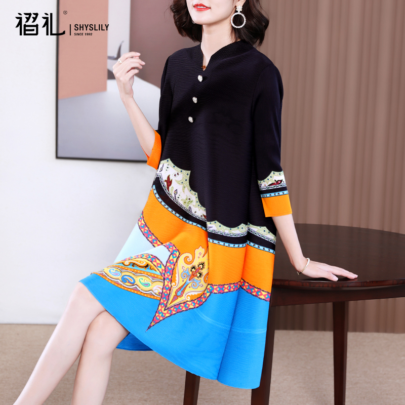 三宅气质妈妈连衣裙春装2026新款减龄印花宽松大码印花褶皱弹簧裙