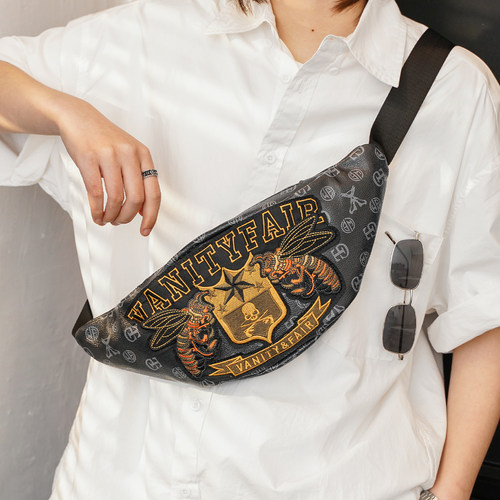 原创男包2025新款刺绣风男士胸包