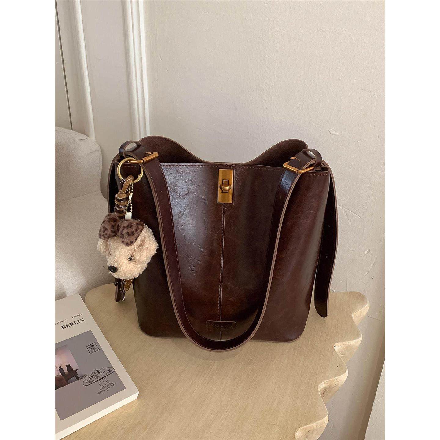 高级感复古通勤包包女式2026新款潮时尚超火单肩包精致斜挎水桶包,箱包皮具/热销女包/男包,水桶包,淘宝优惠券,粉丝福利购,淘宝优惠卷