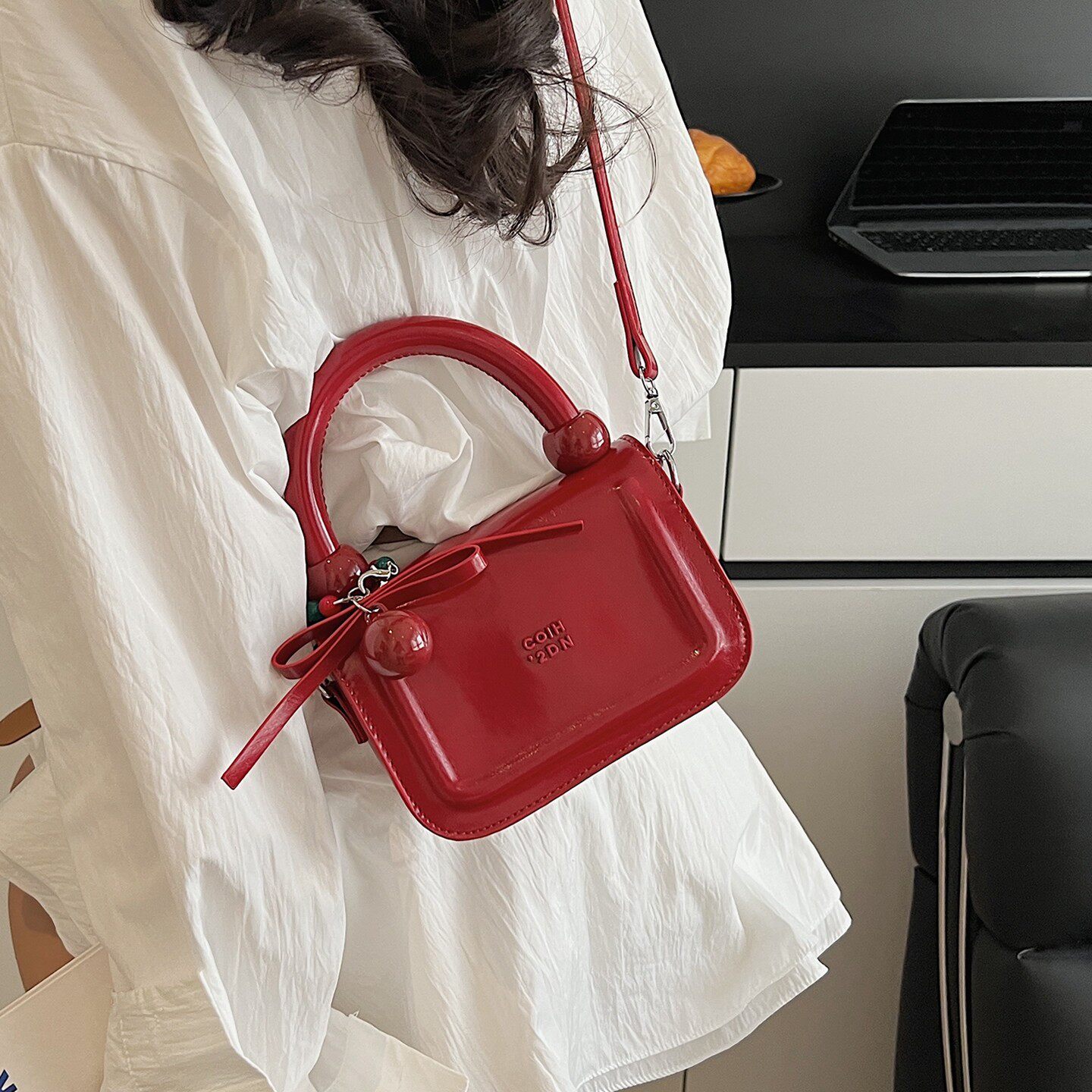 高级感红色小包包女式2026新款时尚洋派斜挎包结婚新娘手提小方包