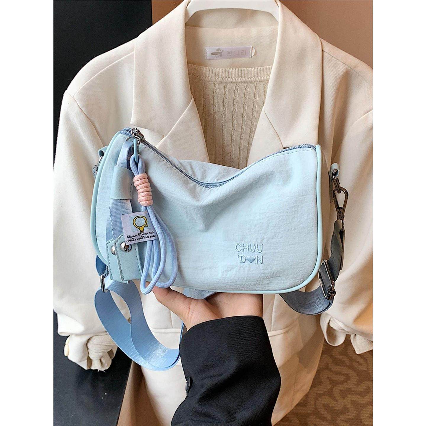 秋冬轻便尼龙布小包包女2025新款简约通勤单肩包宽肩带斜挎枕头包,箱包皮具/热销女包/男包,小方包,淘宝优惠券,粉丝福利购,淘宝优惠卷