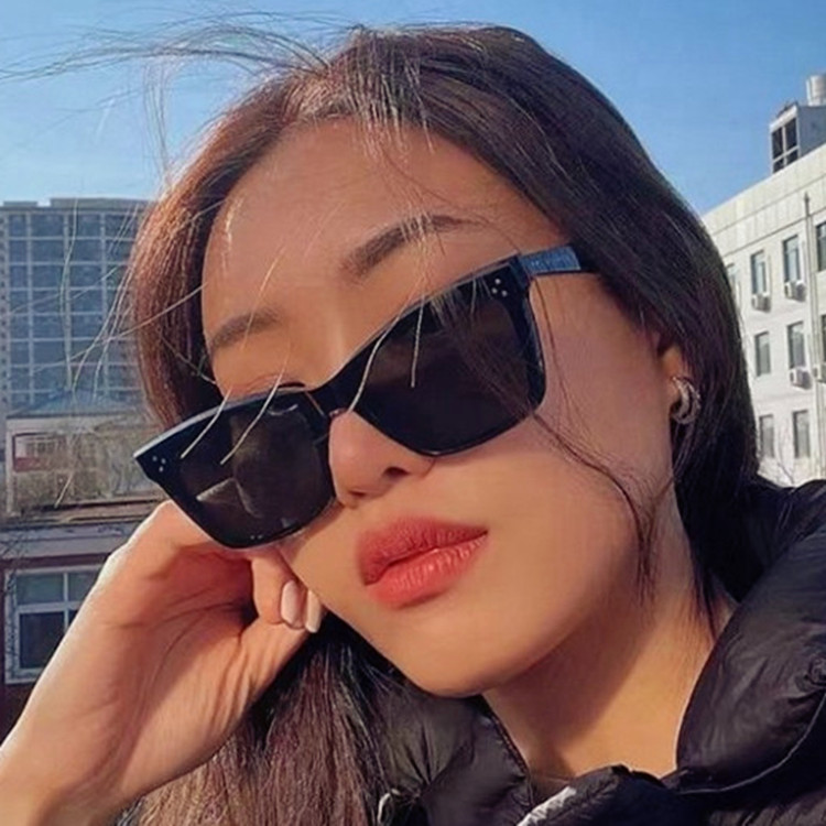 明星网红同款猫眼墨镜女ins韩版新款潮个性简约米钉显瘦太阳眼镜