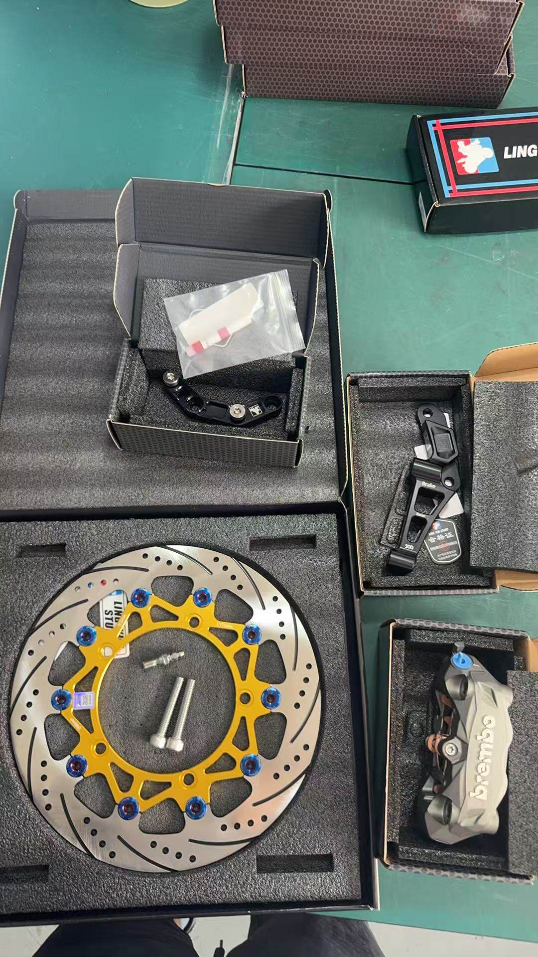 雅马哈xmax300改装前水鸟卡钳凌云进口刹车盘辐射码前卡钳后移码