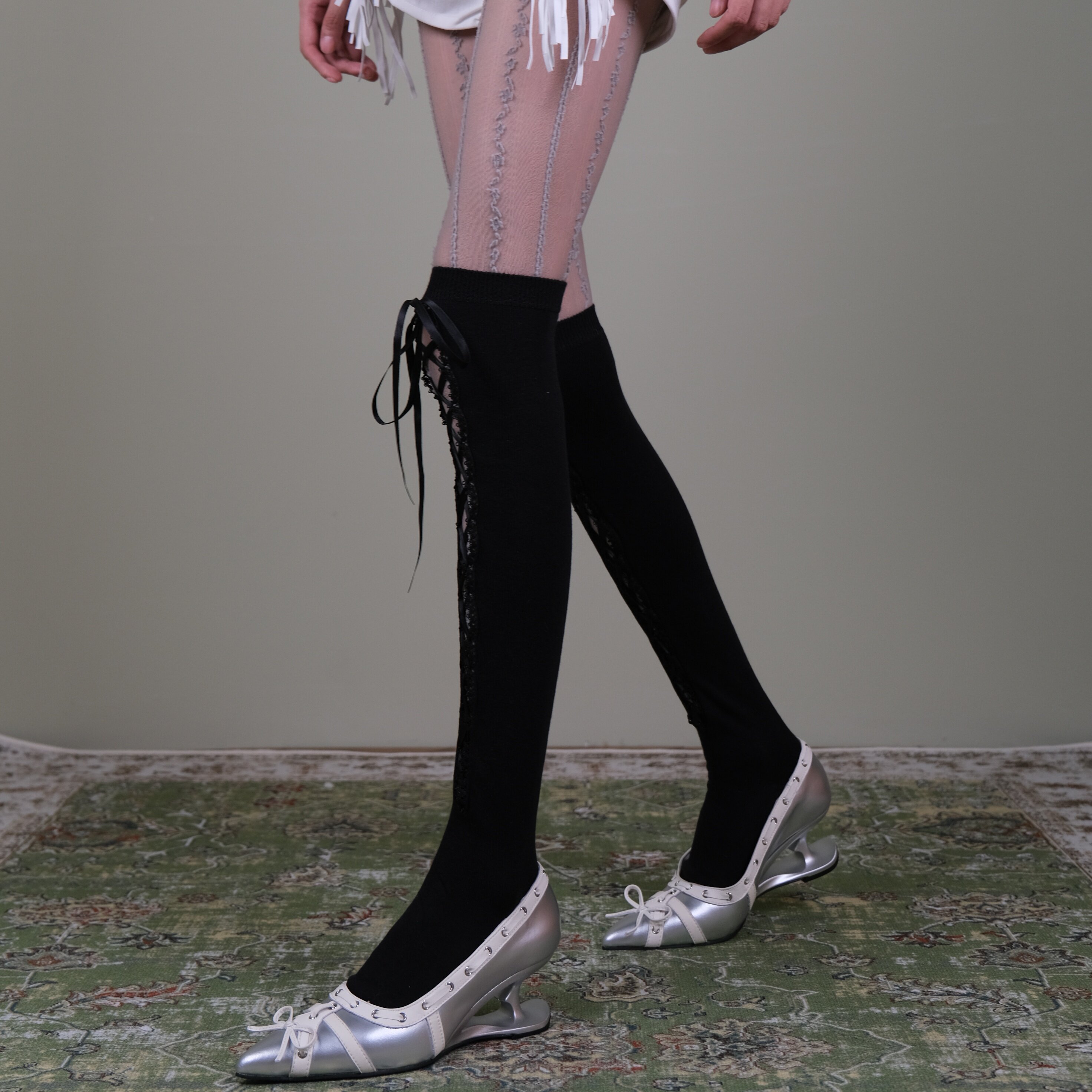 西岭【甜酷暗黑蕾丝过膝袜 秋冬与银色鞋子混搭 氛围感拉满