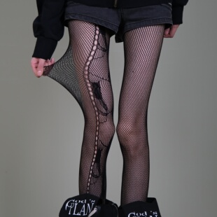 西岭【暗黑破洞拼接网袜 与做旧牛仔短裤标语靴混搭 氛围感拉满