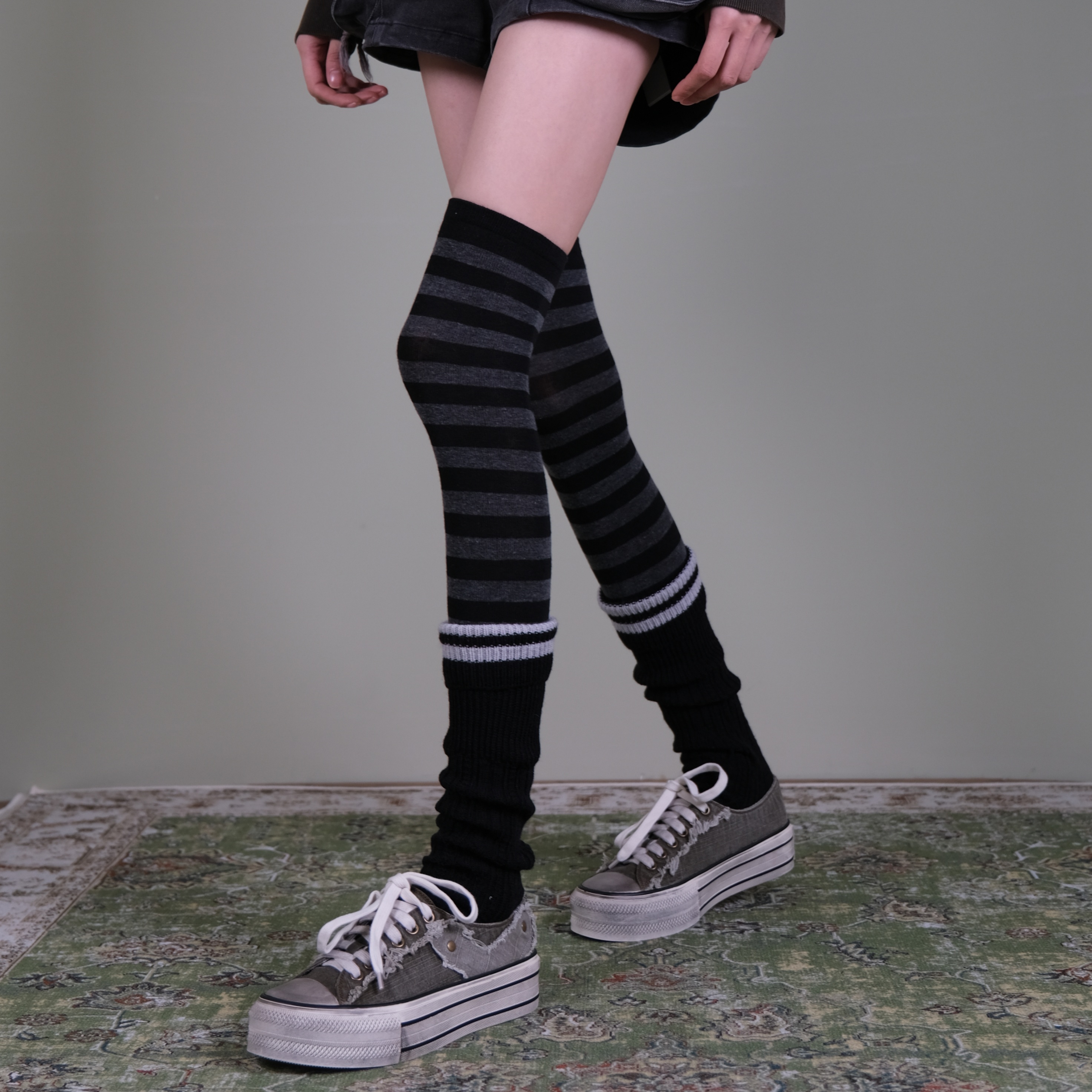 西岭【黑灰条纹过膝袜女 街头叠穿潮酷风 搭黑灰条堆堆袜小腿
