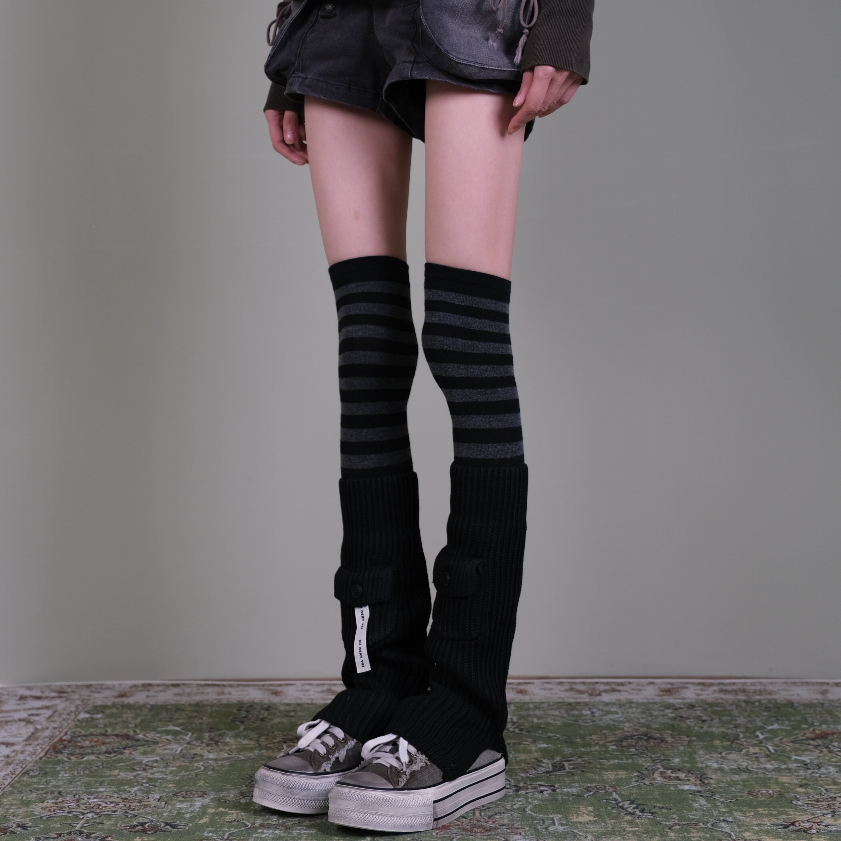 西岭【黑灰条纹过膝袜女 街头叠穿潮酷风 搭黑色工装堆堆袜套