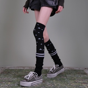 搭黑灰条堆堆袜小腿 街头叠穿潮酷风 西岭 黑底银星过膝袜女