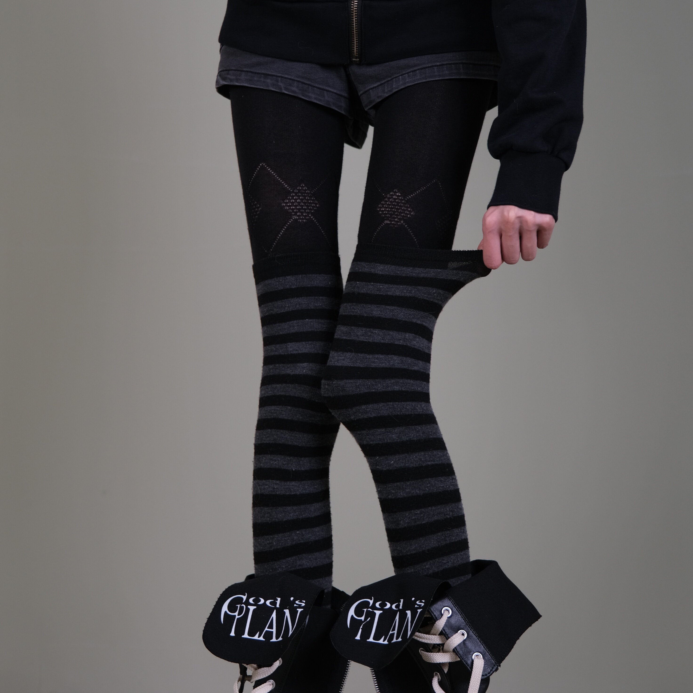 西岭【黑菱格隐纹连裤袜女 千禧轻亚风 搭灰黑条纹过膝袜