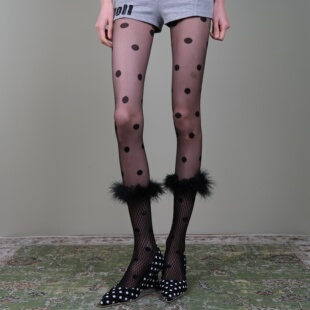 西岭【波点黑丝 + 毛绒边网袜叠穿女 辣妹甜酷风 搭灰色短裤潮袜