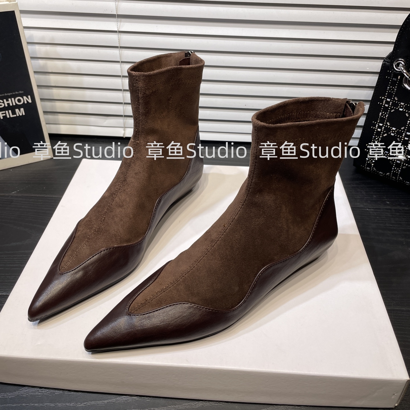 咖啡色尖头拼接短靴女秋了