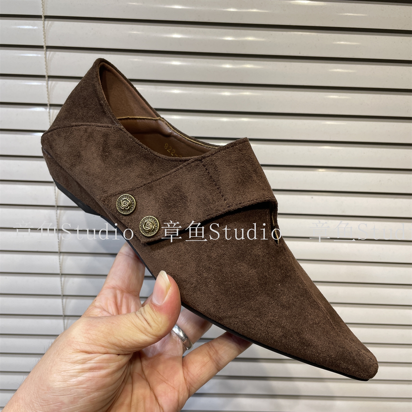 法式魔术贴绒面深口尖头单鞋