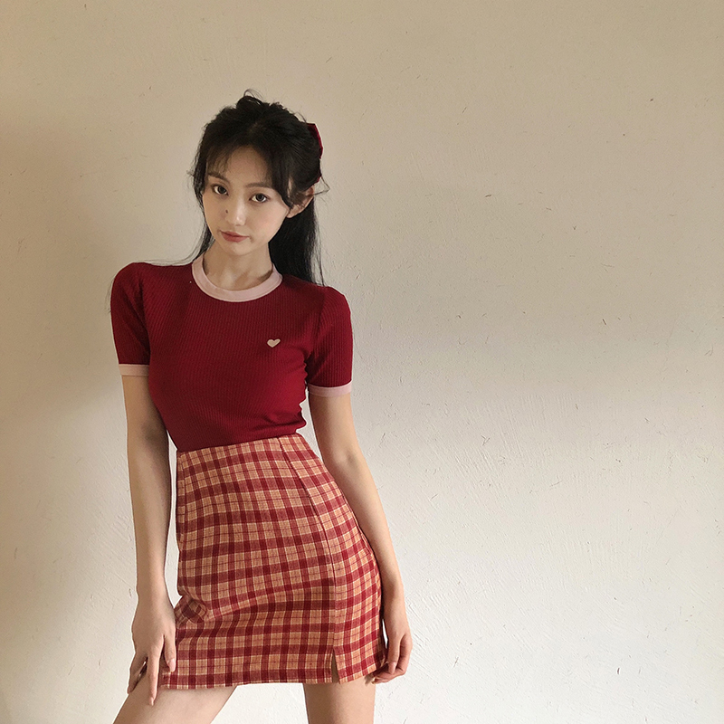 Real price embroidered knitted bottomed short sleeve T-shirt + retro girl's small split plaid skirt