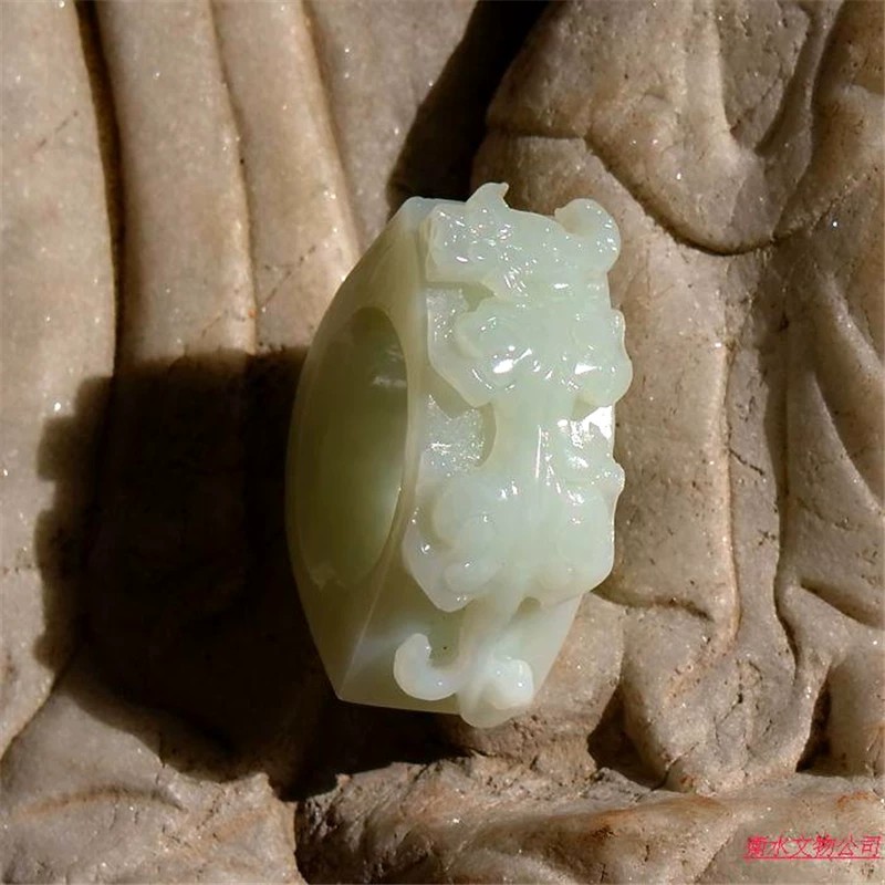 天然新疆和田玉雕花龙纹大扳指22