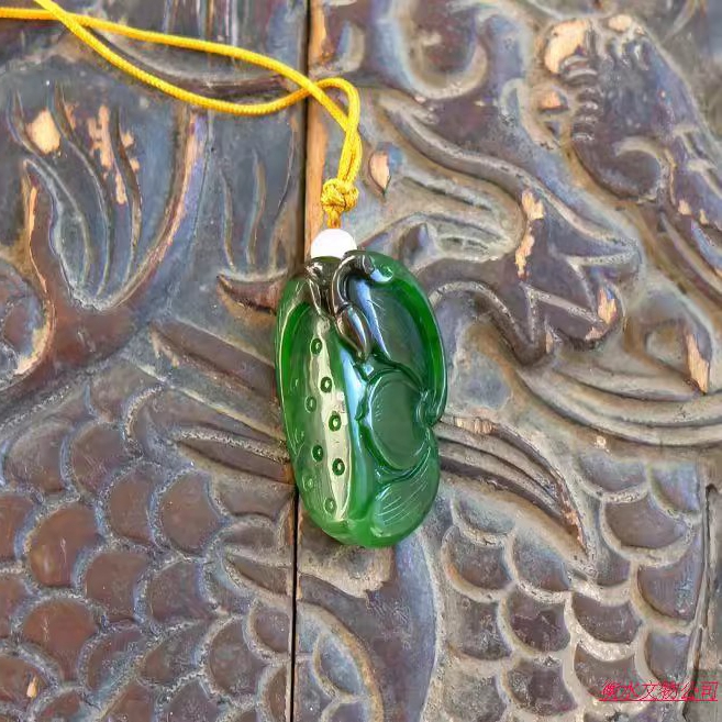 归=舟2763清代天然新疆和田玉菠菜绿碧玉籽料荷花吊坠挂件证书
