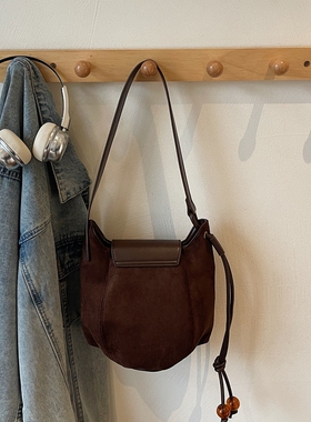 轻奢复古麂皮绒水桶包女式2025新款超火腋下包时尚百搭单肩斜挎包