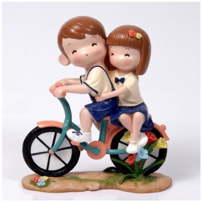 情侣娃娃摆件车载萌萌用品陶瓷浪漫结婚一对车内旋转室内亲嘴男女