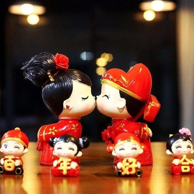 一对红色人偶礼品新款公仔情侣朋友婚庆娃娃摆件道具可爱装饰婚房