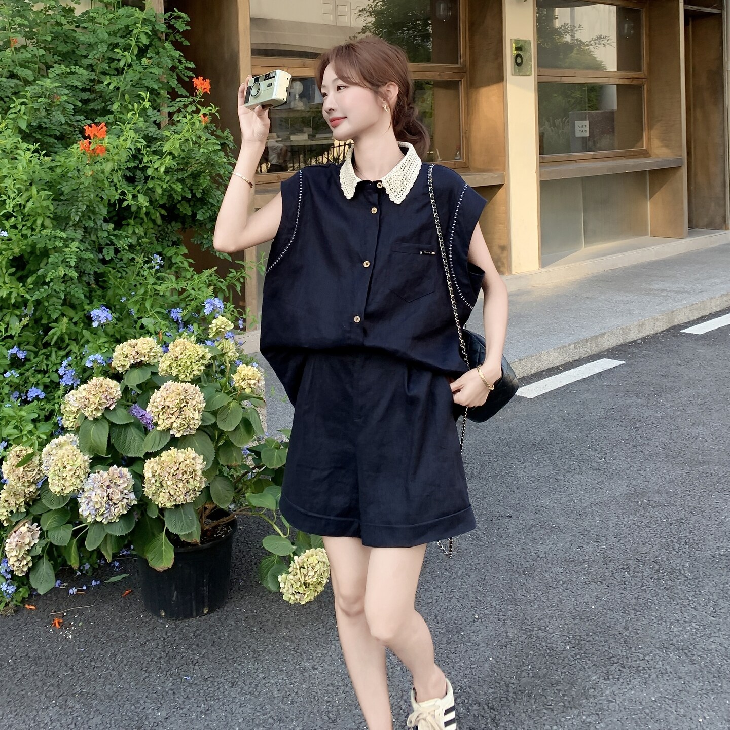 高级通勤穿搭藏蓝色无袖衬衫套装女夏2025超火好看短裤减龄两件套,女装套装/套裙,2C066