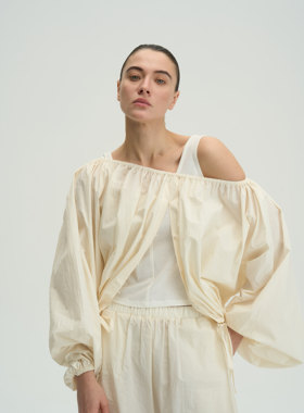 米白色一字肩超大花苞袖设计度假上衣