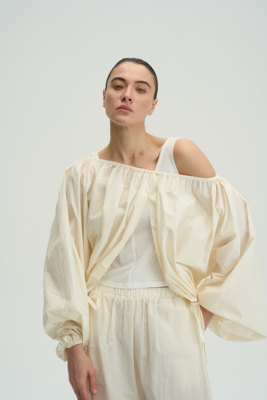 米白色一字肩超大花苞袖设计度假上衣