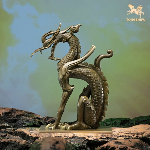 Университетское украшение в мастере медного мастера 