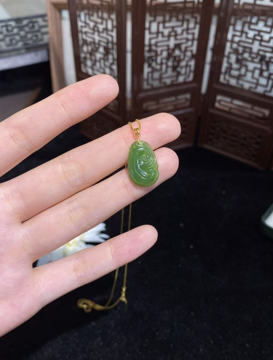 新疆直发和田玉碧玉如意吊坠天然玉石俄料18k金扣头挂件带证书