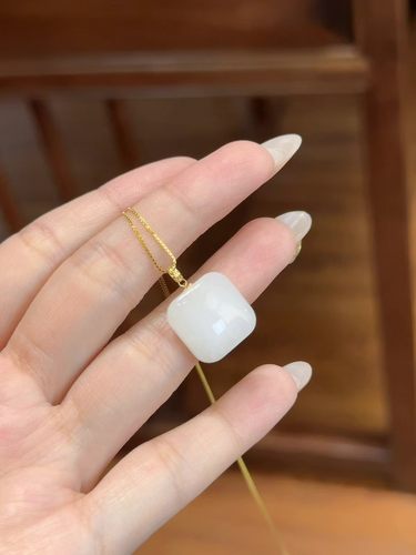 新疆直发和田玉羊脂白玉平安无事牌吊坠天然玉石18k金扣头镶嵌