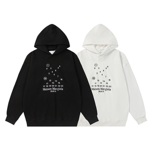 现货赠送短袖玛吉拉风格24新款错乱数字刺绣宽松圆领连帽卫衣男女