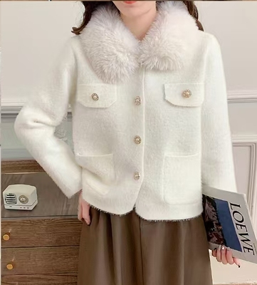 仿水貂绒毛衣外套女秋冬新款高级感带毛领双口袋珍珠纽扣针织开衫