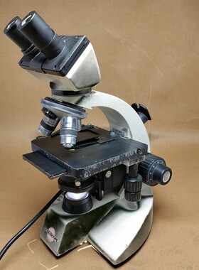 Accuscope 3004 Serie Mikroskop. Drei Linsen. 120 Volt. 6 Vol