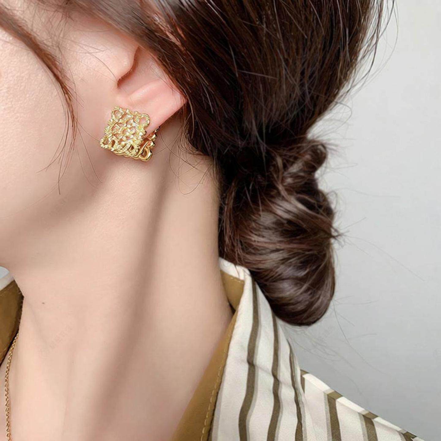 MISACA镶锆缕空雕花方形耳钉女铜电镀18K真金轻奢耳环小众高级感