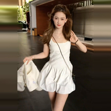 白色气质修身收腰吊带连衣裙子女夏季2025新款开春绝美花苞裙短裙