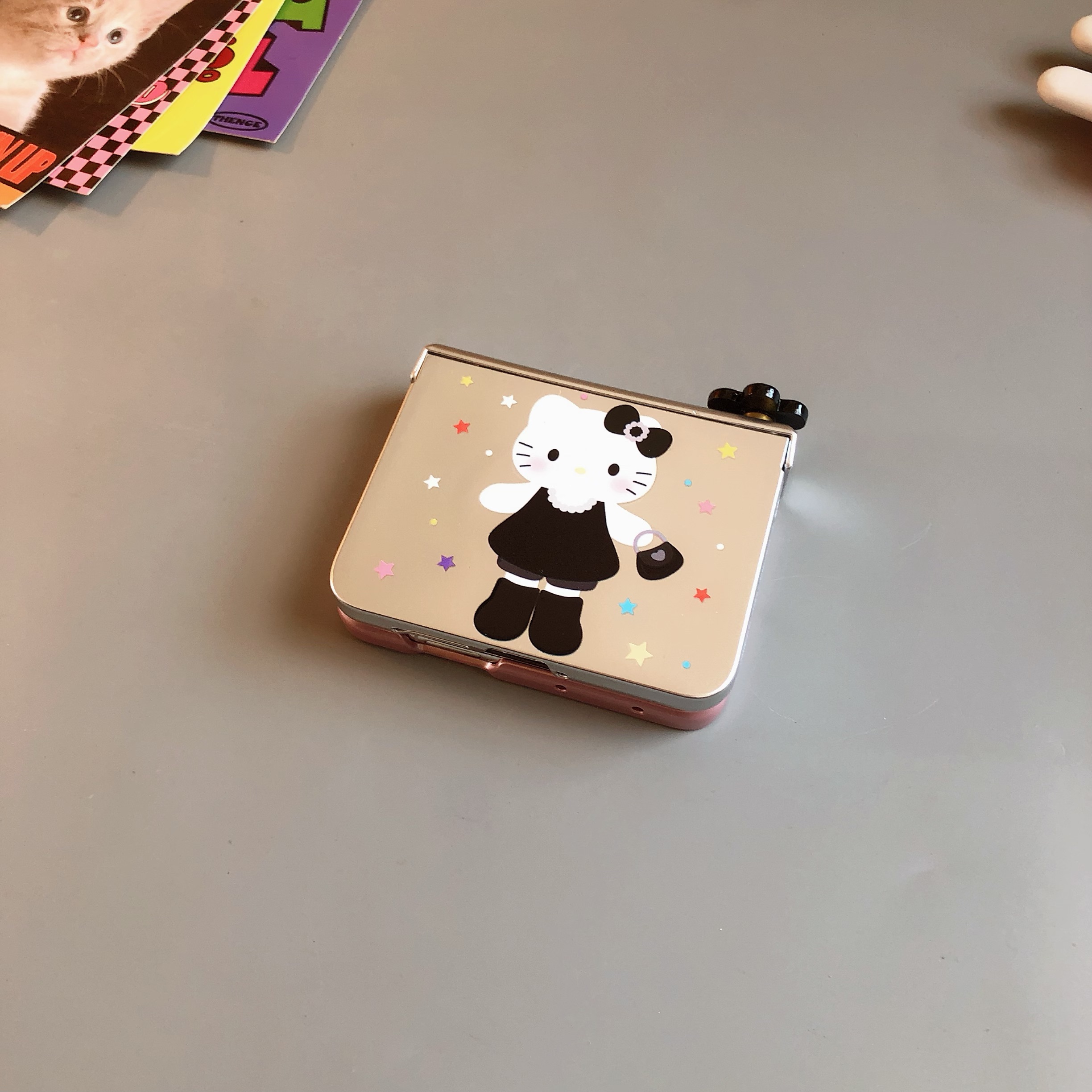 黑衣提包KT猫适用小米mixflip2华为purax手机壳pocket2硬磨砂可爱荣耀vflip三星zflip7564卡通女oppofindn3潮