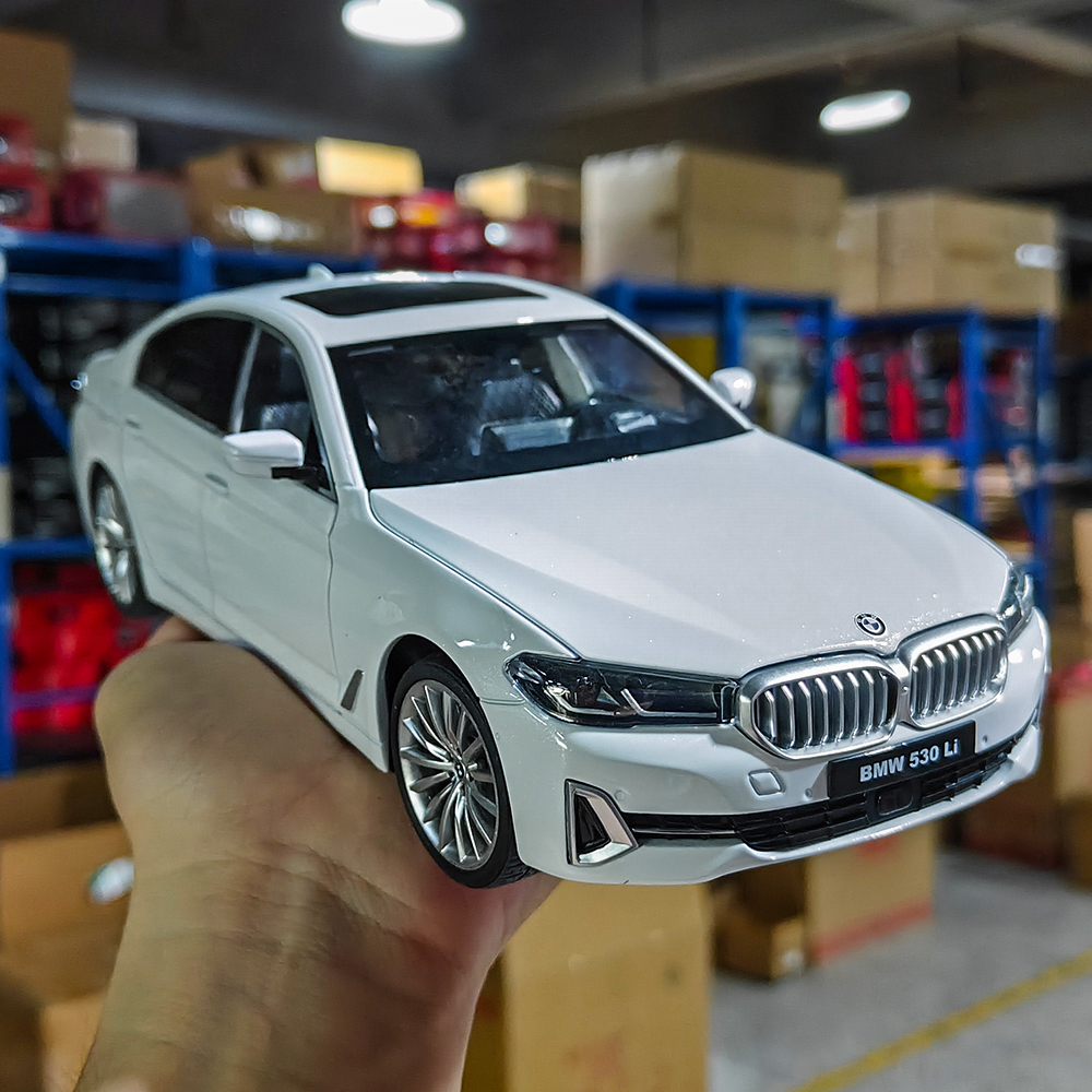 正版授权宝马5系530Li合金车模1比24仿真车模型高档精美收藏摆件