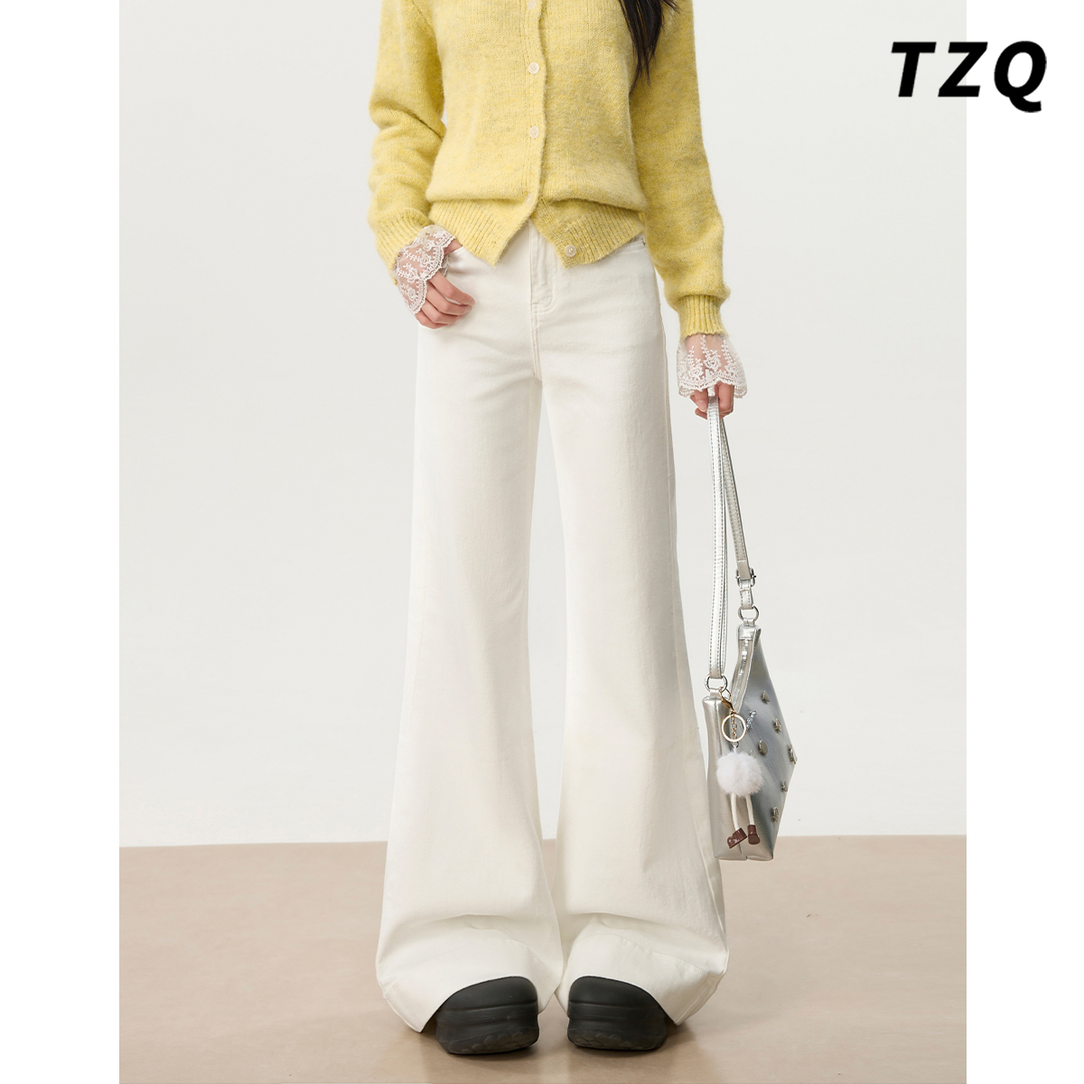 白色简约风高腰微喇牛仔裤