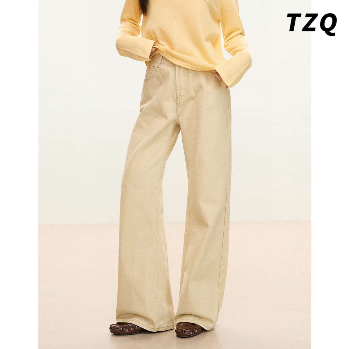 不贴腿卡其色高腰微喇牛仔裤