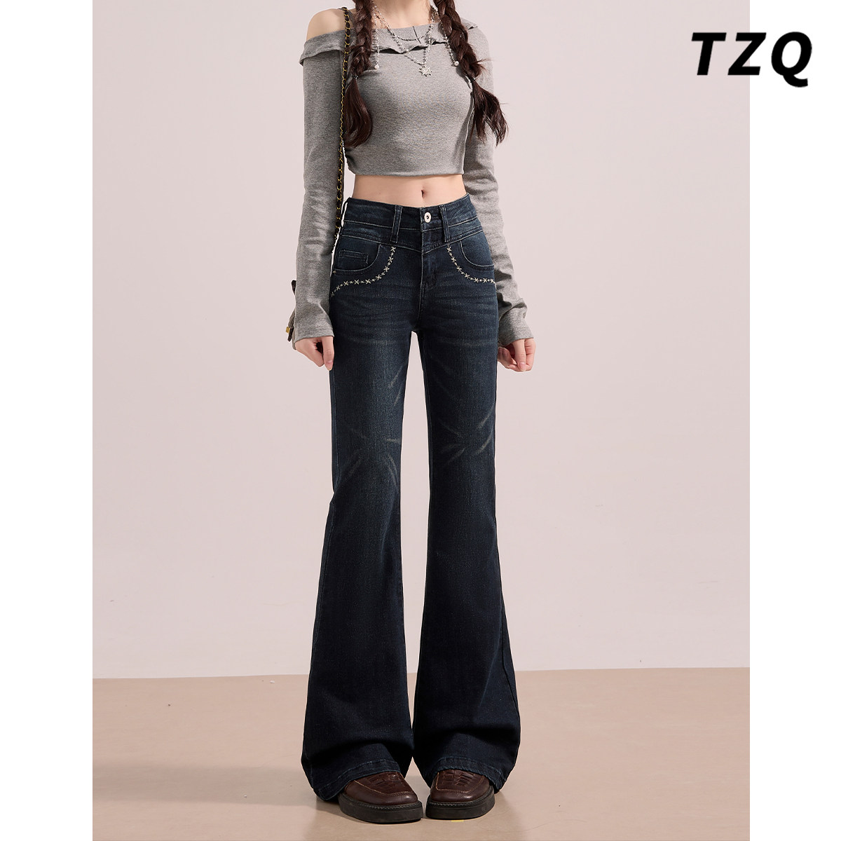 牛仔蓝绣花不贴腿微喇牛仔裤