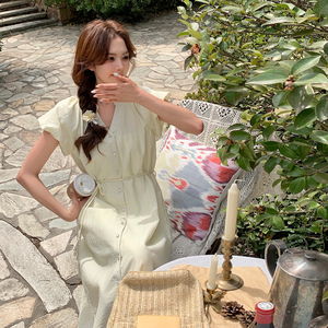 法式复古温柔风连衣裙女2025夏季新款气质纯欲V领减龄少女感长裙图片