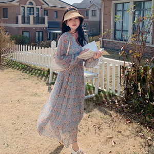 法式度假连衣裙女2025新款春秋仙气V领甜美长袖温柔风气质碎花裙图片